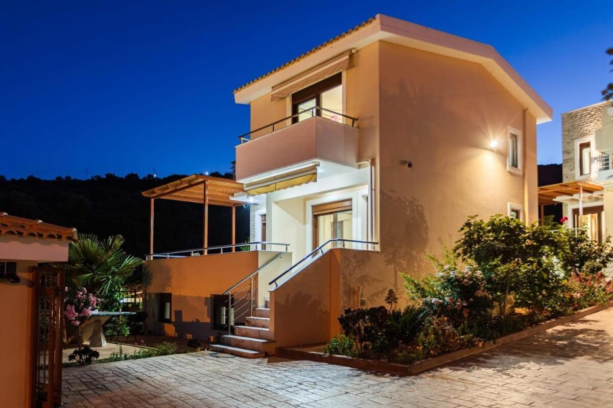 Villa Armonia - Beachfront Majestic Retreat Petalídhion 外观 照片