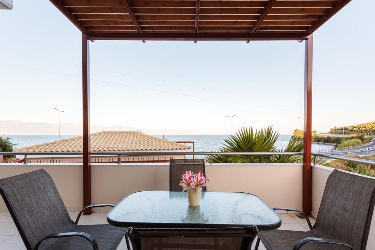 Villa Armonia - Beachfront Majestic Retreat Petalídhion 外观 照片