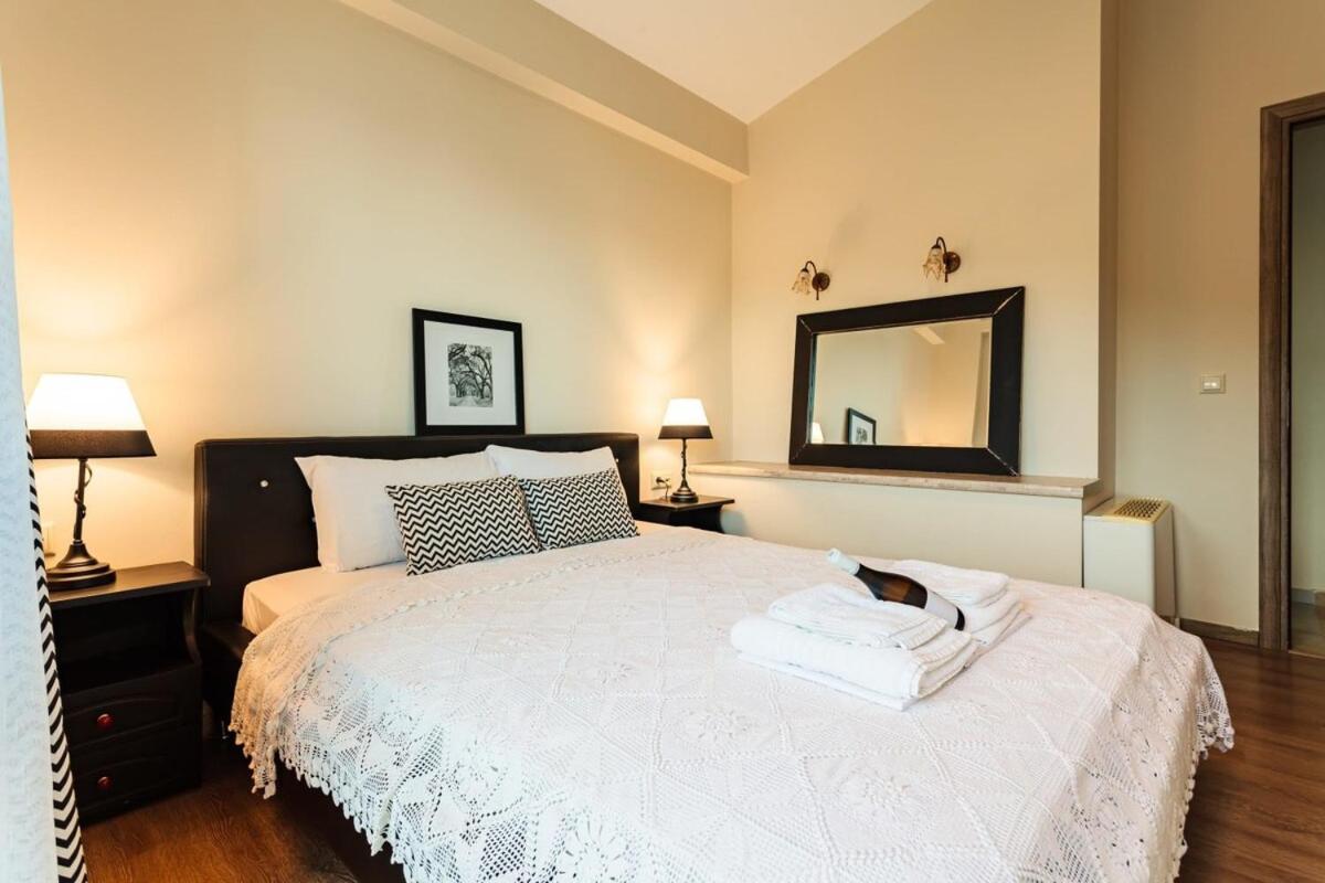 Villa Armonia - Beachfront Majestic Retreat Petalídhion 外观 照片