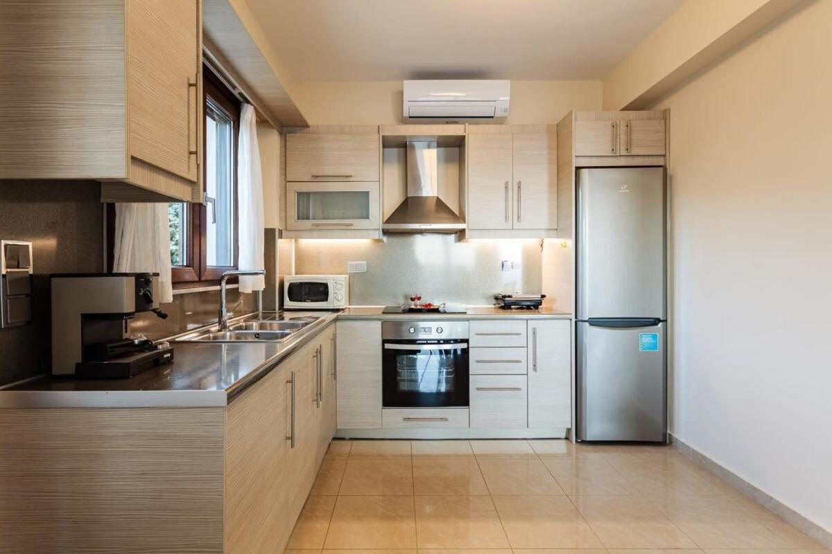 Villa Armonia - Beachfront Majestic Retreat Petalídhion 外观 照片