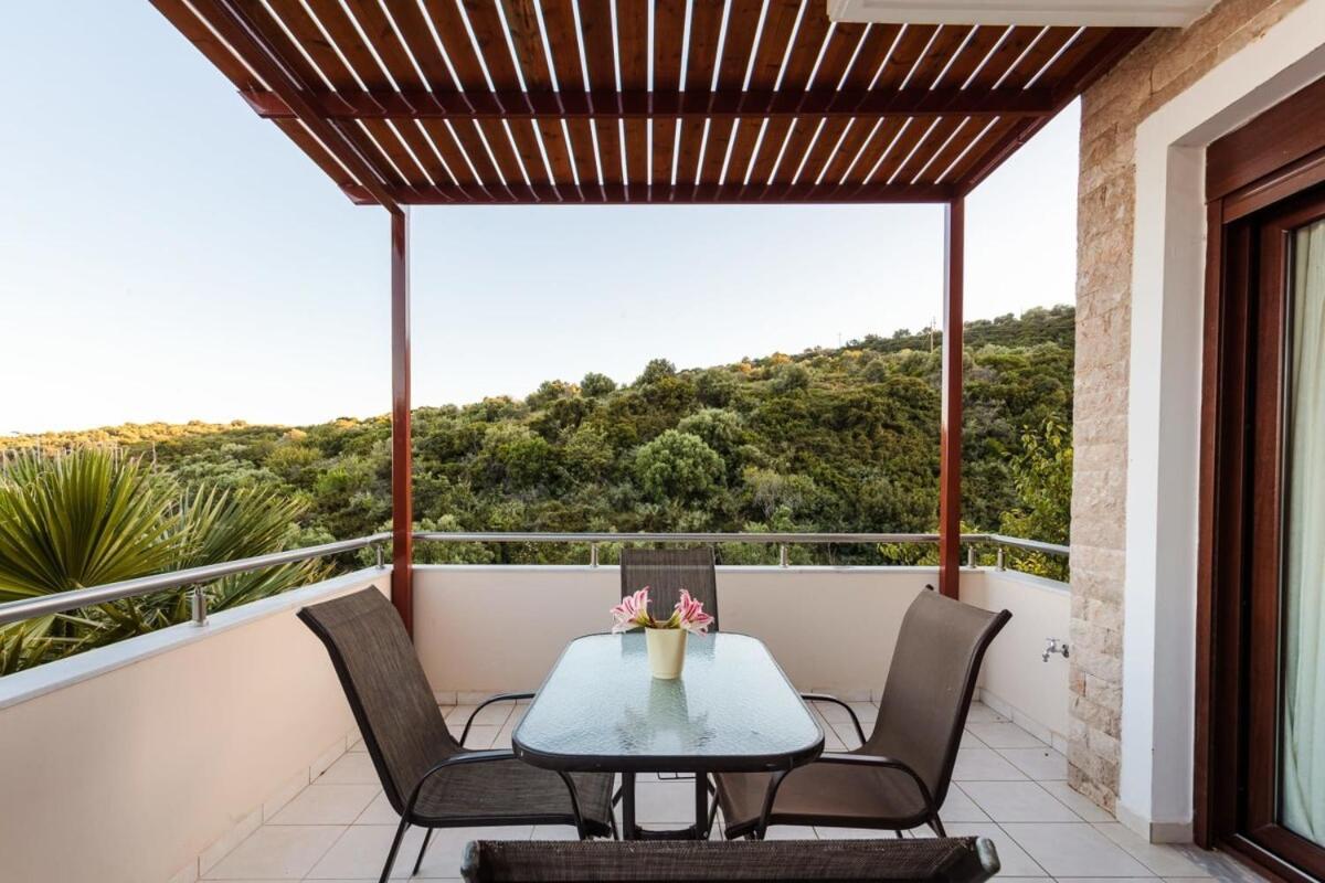 Villa Armonia - Beachfront Majestic Retreat Petalídhion 外观 照片