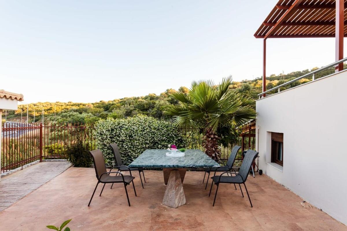 Villa Armonia - Beachfront Majestic Retreat Petalídhion 外观 照片