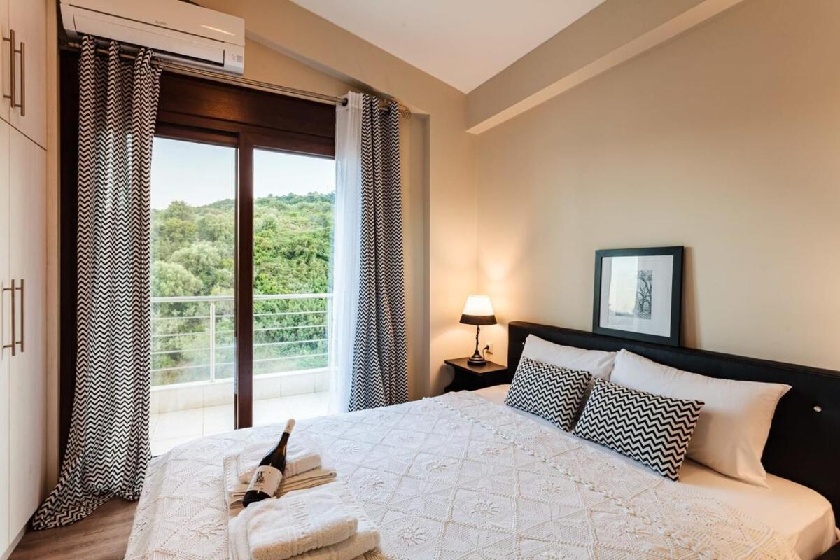 Villa Armonia - Beachfront Majestic Retreat Petalídhion 外观 照片