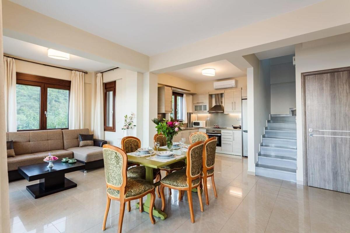Villa Armonia - Beachfront Majestic Retreat Petalídhion 外观 照片