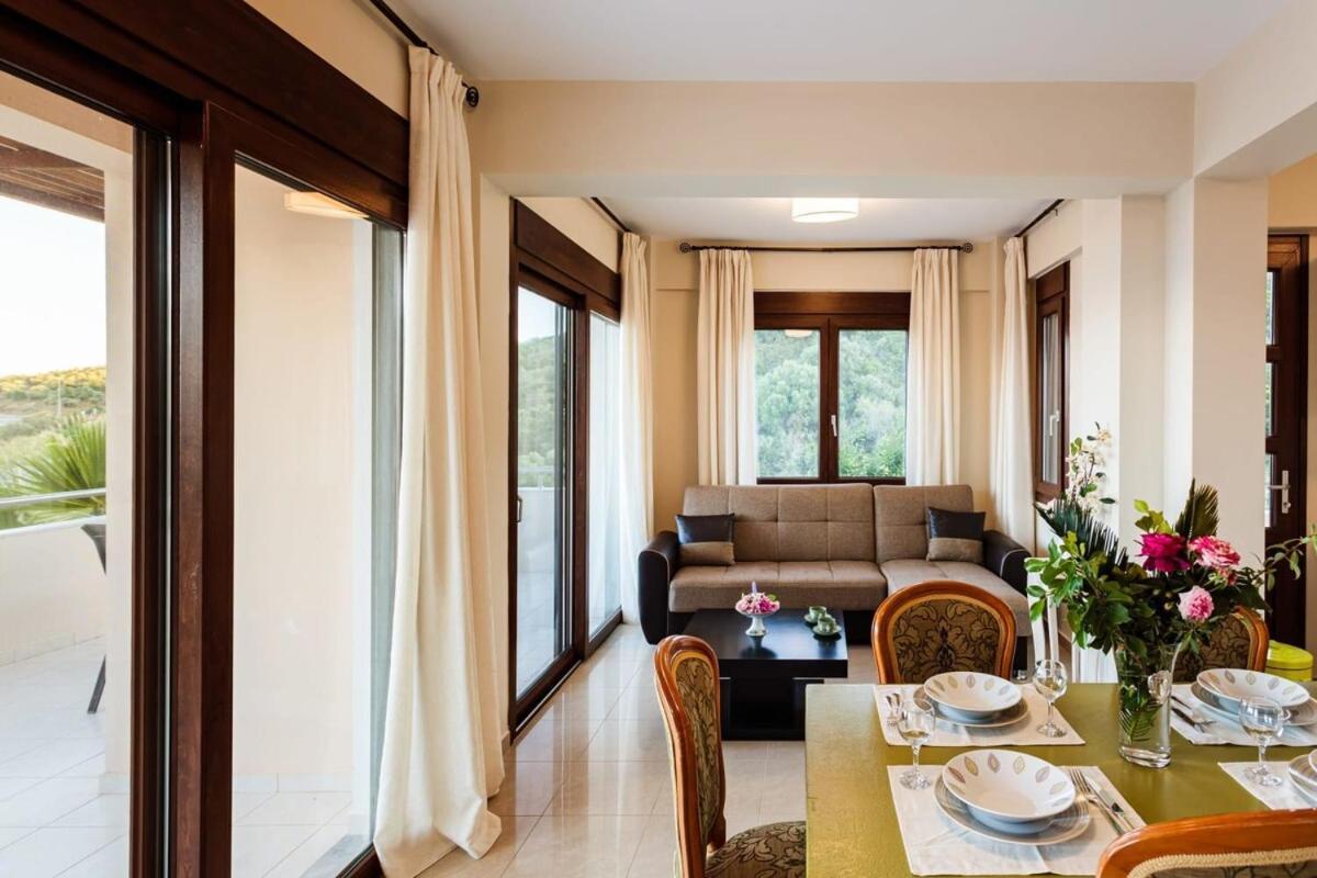 Villa Armonia - Beachfront Majestic Retreat Petalídhion 外观 照片