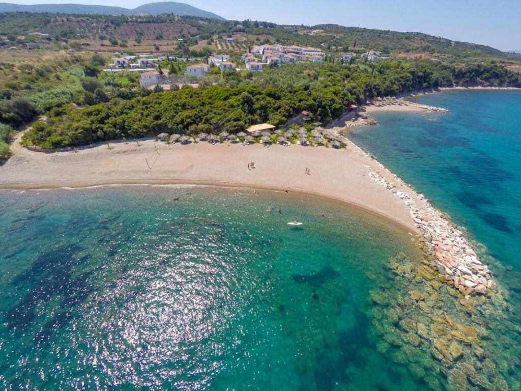 Villa Armonia - Beachfront Majestic Retreat Petalídhion 外观 照片